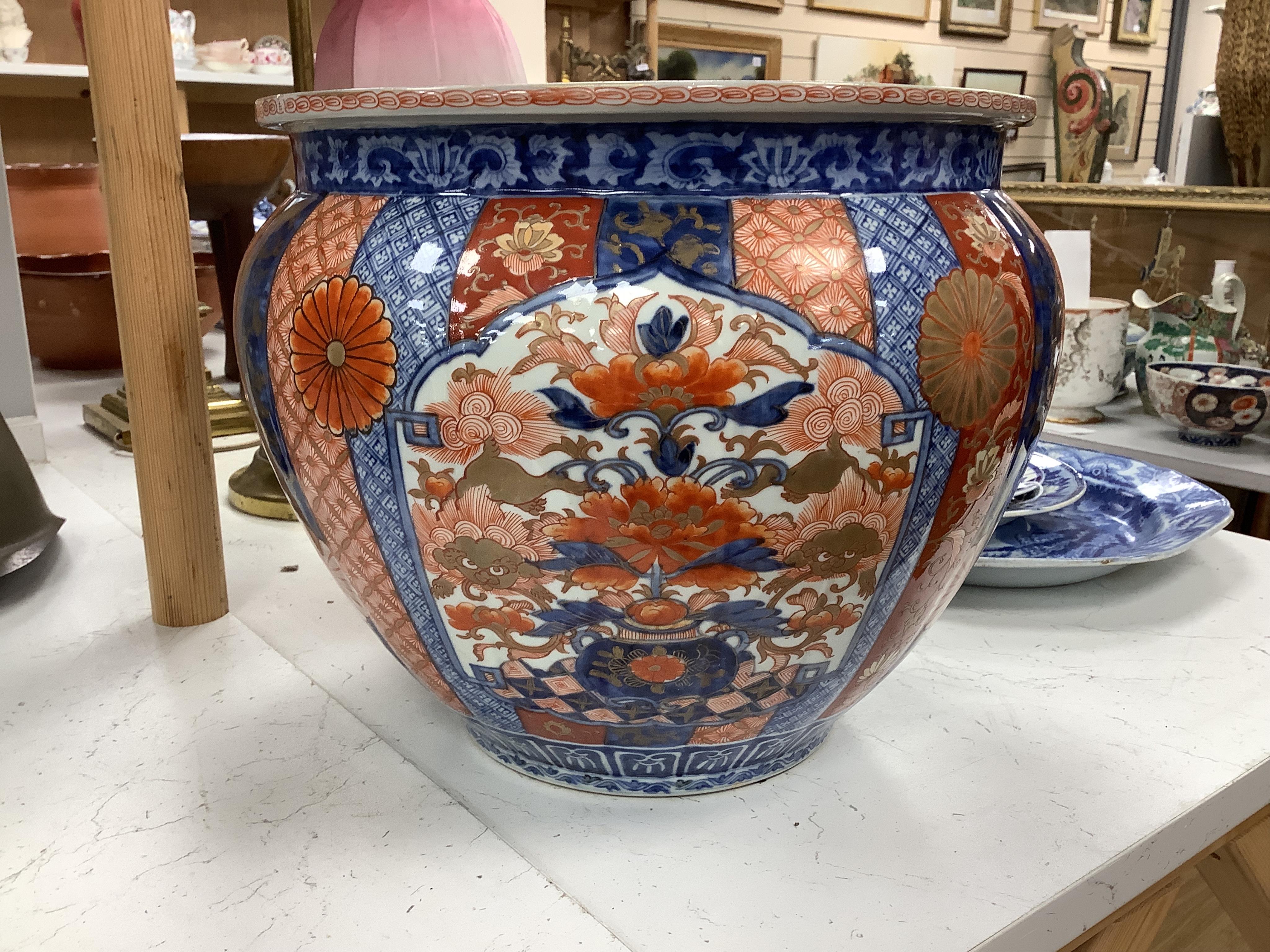 A Japanese Imari pattern jardiniere, Meiji period (1868-1912), 28cm